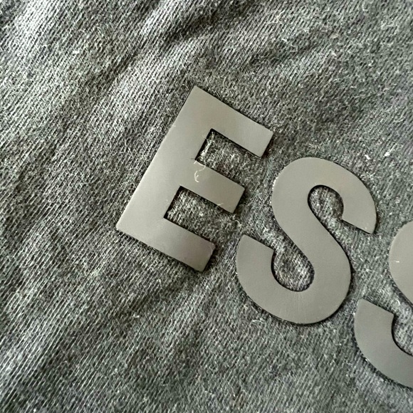 Essential men black medium T shirt - Picture 3 of 5